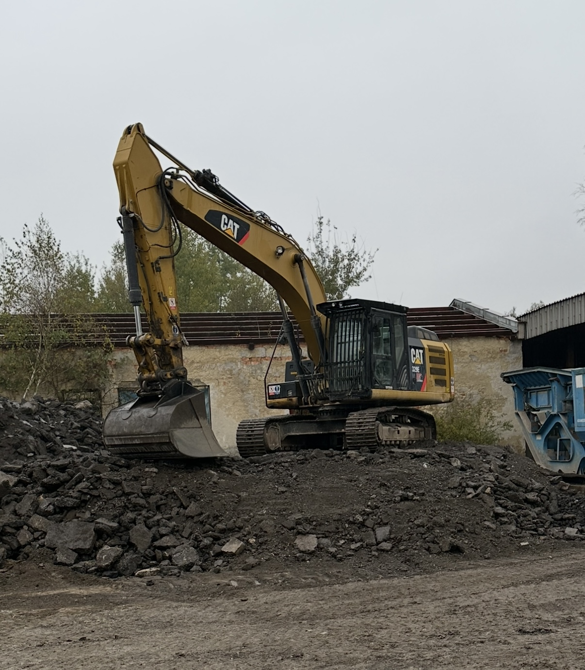 Pásové rýpadlo CAT 329E v kameňolome